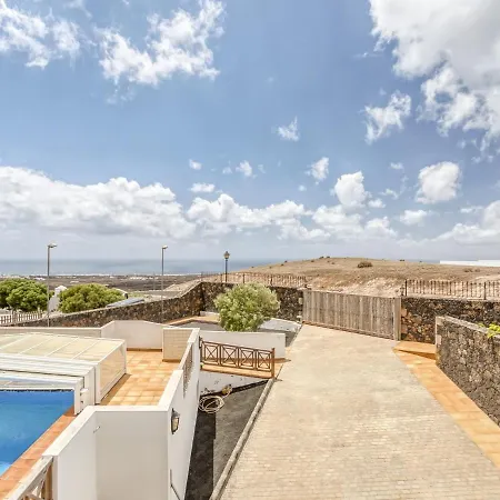 Ferienhaus Enticing Holiday In Las Palmas With Jacuzzi Tías